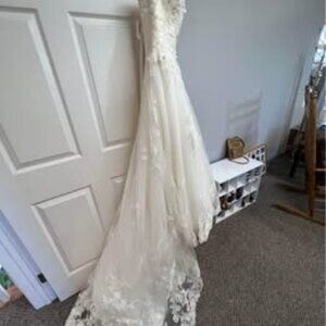 GORGEOUS CASABLANCA BRIDAL FLOORLENGTH WEDDING GOWN